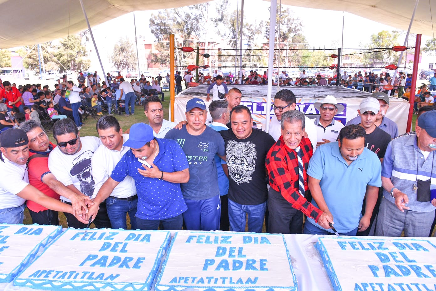 Agasaja Ayuntamiento de Apetatitlán a los papás en su día